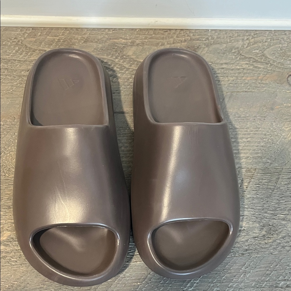 ADIDAS YEEZY SLIDES  - Dark Brown - MEN'S SIZE 8 - Picture 6 of 9